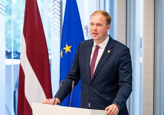Latvijas ekonomikas ministrs Viktors Valainis, kurš atzinīgi novērtēja Rīgas Privātās Mūzikas Skolas atvēršanu Rīgā