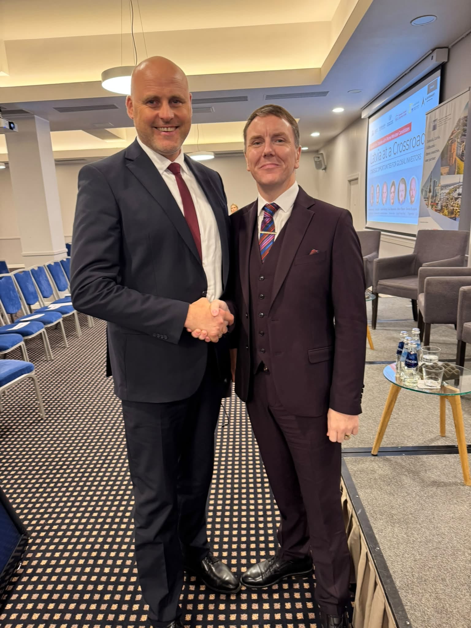 Profesors Pols Boids kopā ar Latvijas Ministru prezidentu Andri Kulbergu konferencē "Latvia at a Crossroads" Rīgā