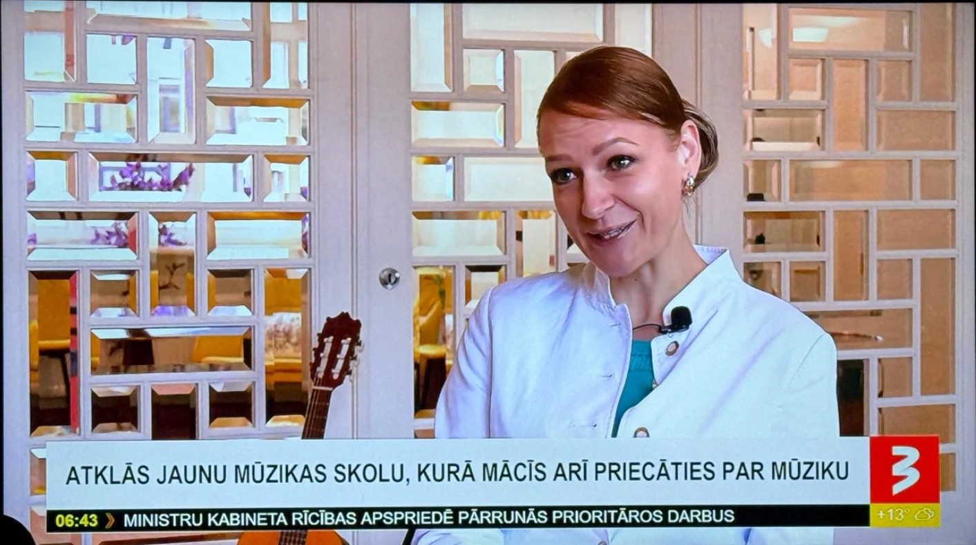 Linda Boida, Rīgas Privātās Mūzikas Skolas līdzdibinātāja, TV3 raidījumā "900 sekundes", kadrs ar uzrakstu "Atklās jaunu mūzikas skolu, kurā mācīs arī priecāties par mūziku"